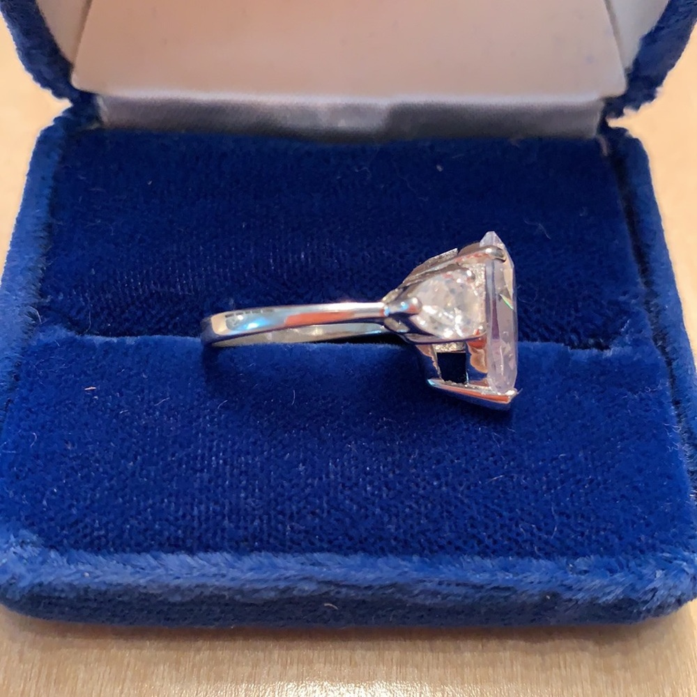 Stunning Faceted Pear-Shape Rhinestone Ring - Picture 5 of 9